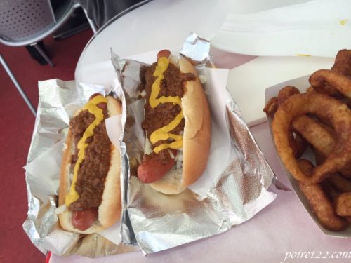 ロサンゼルスのハリウッドのPink's Hot Dogsのホットドッグ