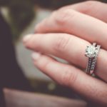 婚約指輪と結婚指輪をつけた女性の手